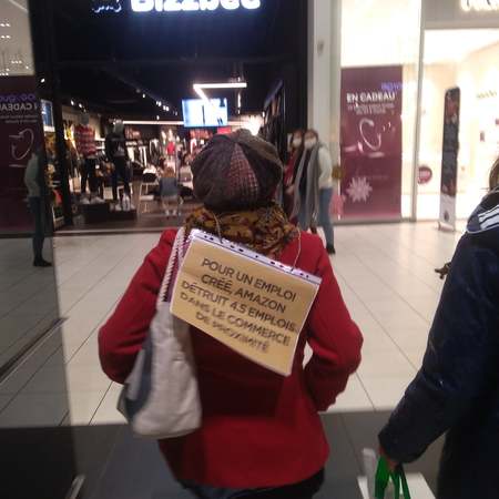 Black Friday : Action devant le grand mail de Dax